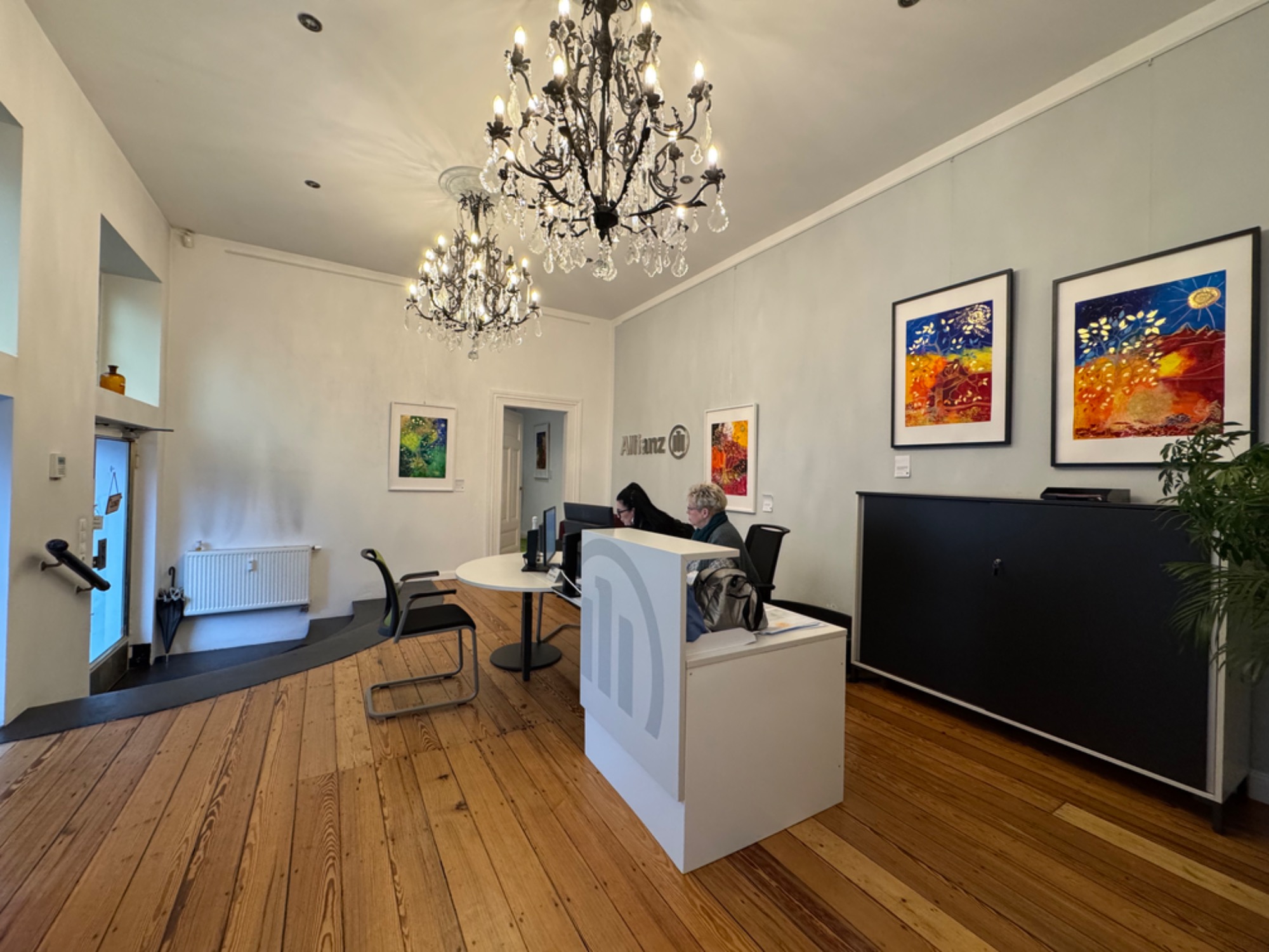 Hängung in den großzügigen Räumen einer Versicherungsagentur in Solingen
