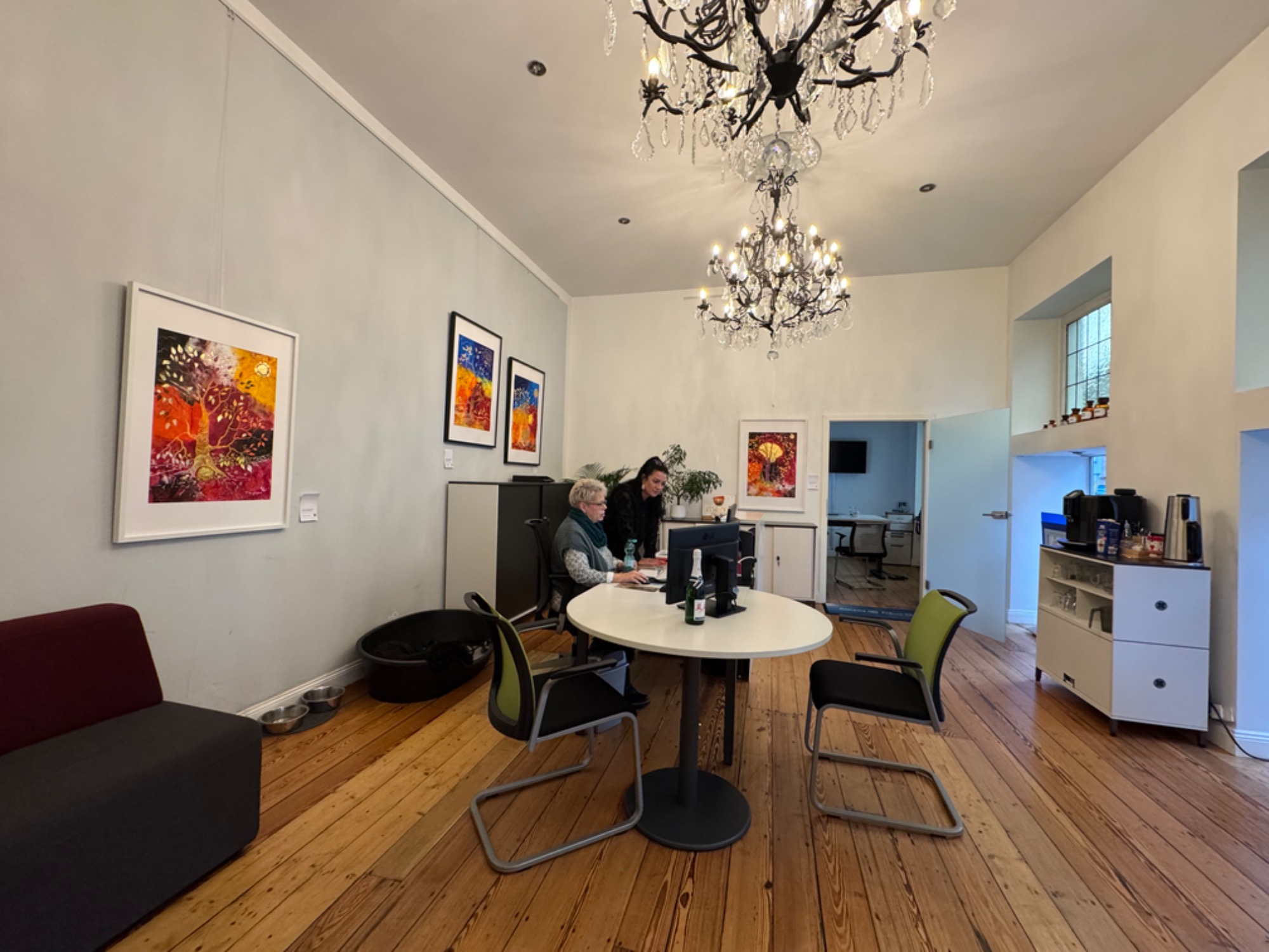 Hängung in den großzügigen Räumen einer Versicherungsagentur in Solingen