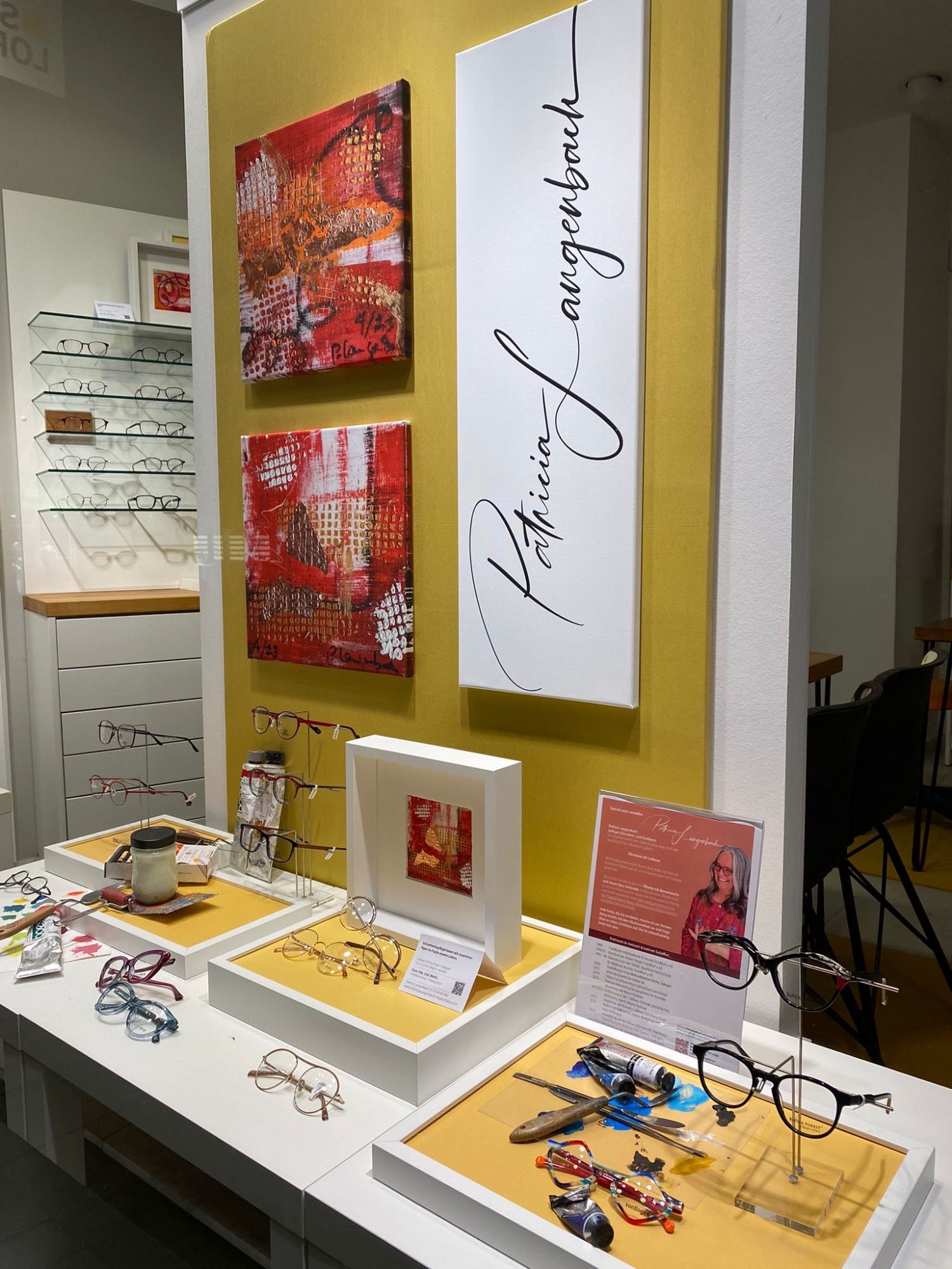 Kunst im Schaufenster bei Optiker Lorbach, Solingen