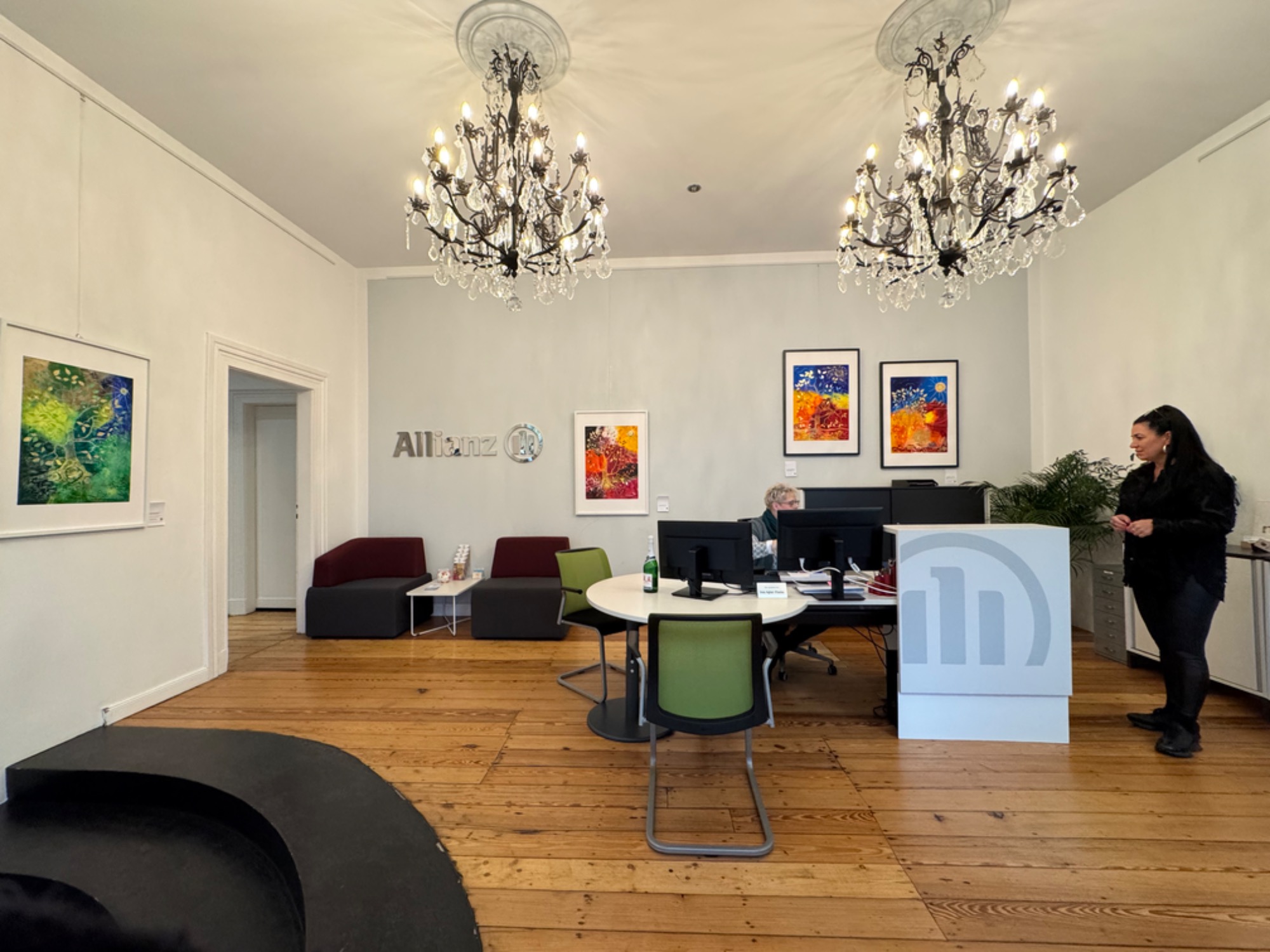 Hängung in den großzügigen Räumen einer Versicherungsagentur in Solingen