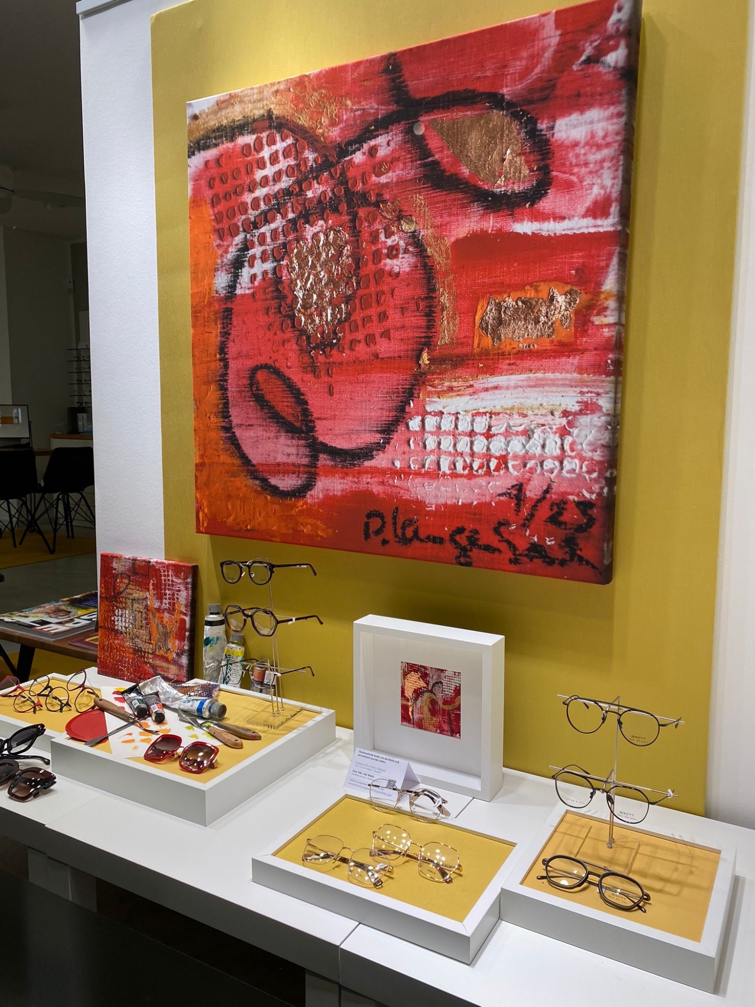 Kunst im Schaufenster bei Optiker Lorbach, Solingen